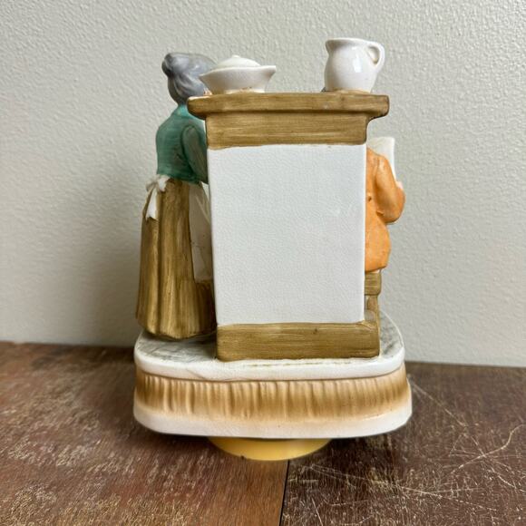 Sankyo Japan Vintage 1970s Music Box Home Sweet Home Elderly Couple in Kitchen - Picture 3 of 8